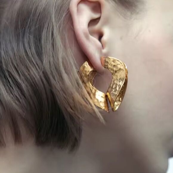 Zara Jewelry - Elegant Gold Textured Earrings M470